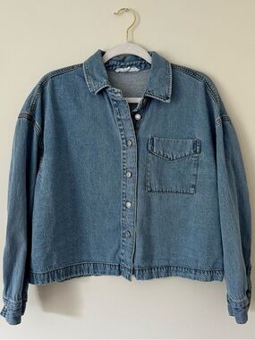 Jane + Delancey Boxy Lightwash Denim Button Down Shirt – Medium